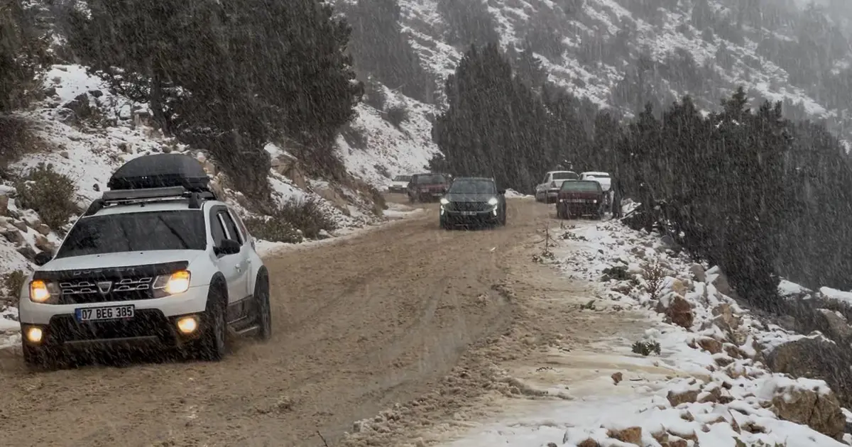 Kaş'ta kar sürprizi: Kar görmek isteyenler yolu kilitledi