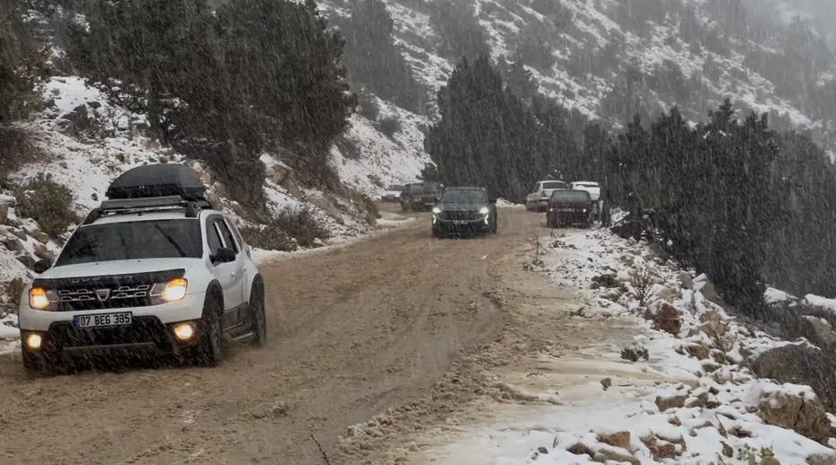 Kaş’ta kar sürprizi: Kar görmek isteyenler yolu kilitledi