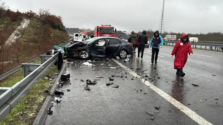 İstanbul-İzmir yolunda zincirleme kaza. 12 aracın karıştığı kazada 1 kişi öldü