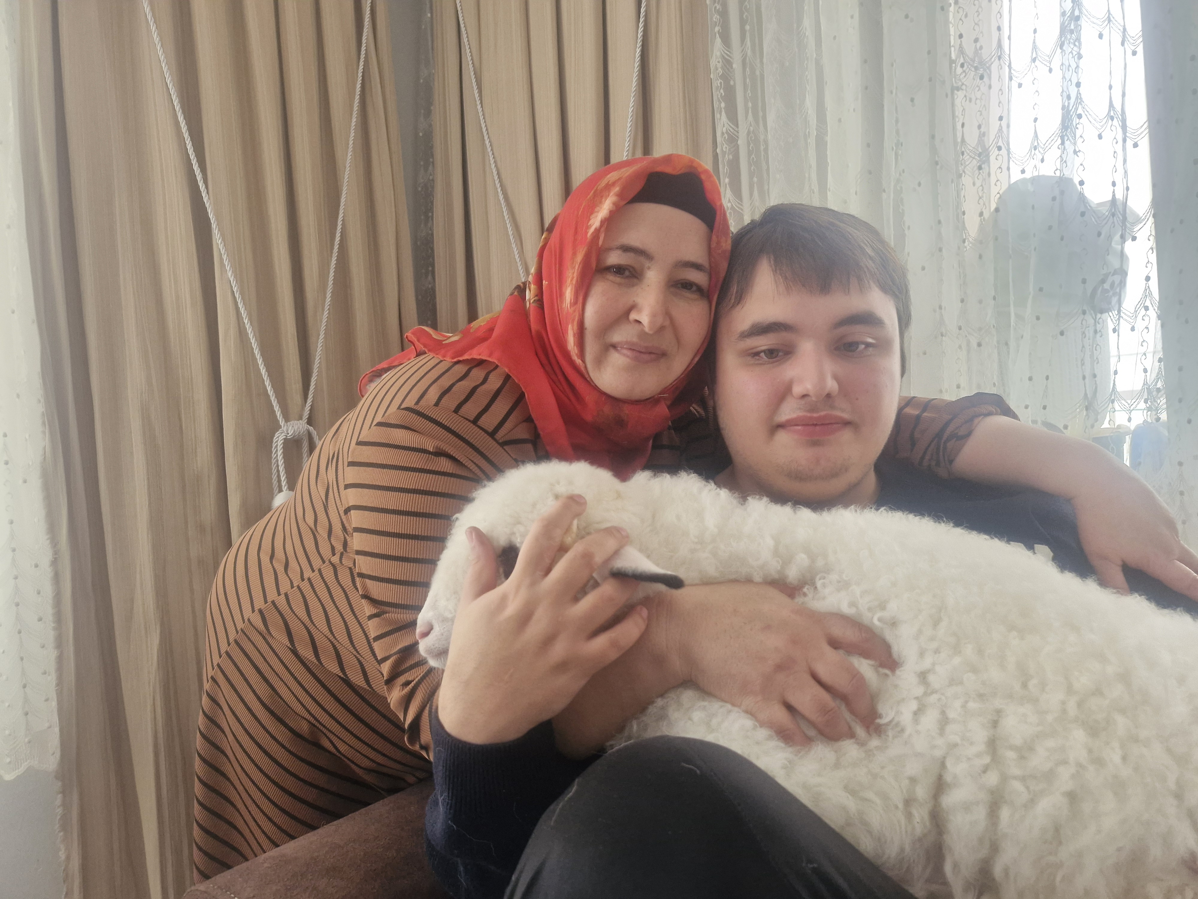 https://images.ntv.com.tr/images/AA-20260112-40230764-40230756-OTIZMLI_OGLUNUN_ISTEGI_UZERINE_ALDIKLARI_KUZUYA_EVDE_BEBEK_GIBI_BAKIYORLAR-571323.jpg