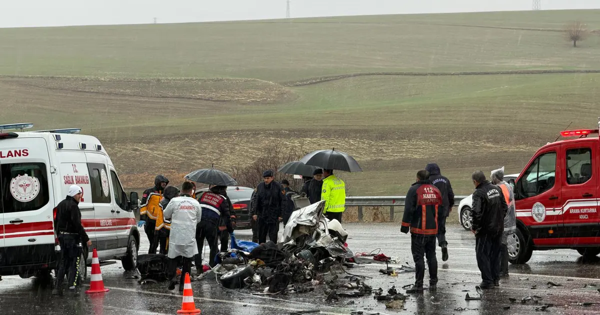 Adıyaman'da yolcu otobüsü ile otomobil çarpıştı. Üç kişi yaşamını yitirdi