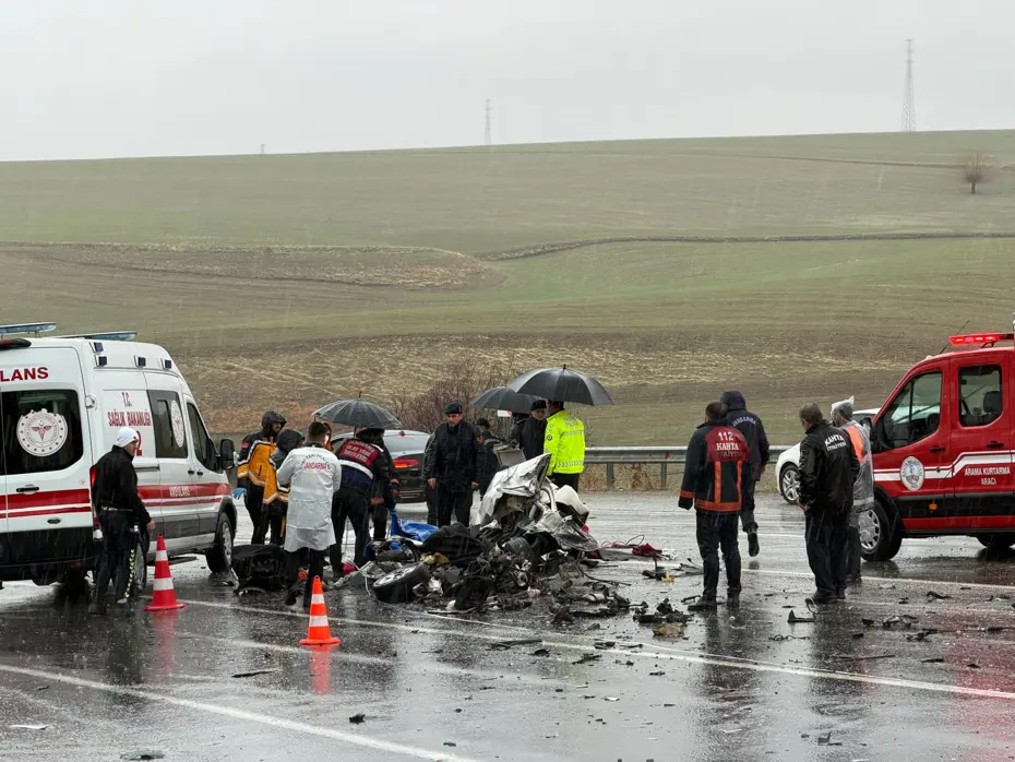 Adıyaman’da yolcu otobüsü ile otomobil çarpıştı. Üç kişi yaşamını yitirdi