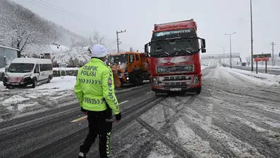 Kar yağışı etkisini artırdı, polis Ankara yolunu TIR ve kamyonlara kapattı