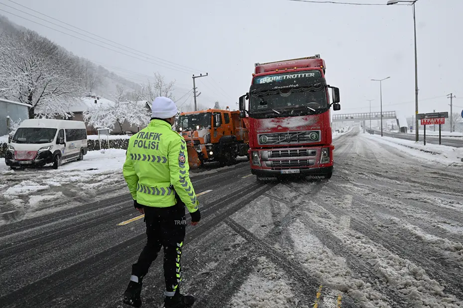 Kar yağışı etkisini artırdı, polis Ankara yolunu TIR ve kamyonlara kapattı