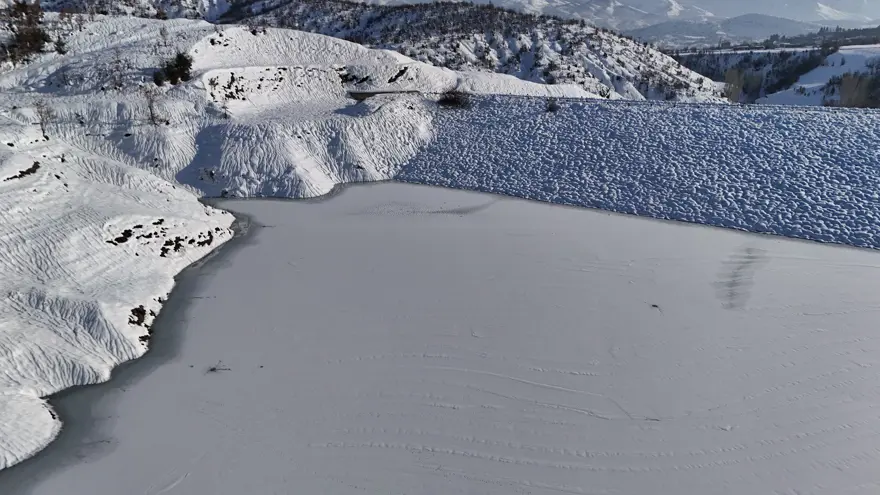 Dondurucu soğuklar kenti ele geçirdi. Baraj gölü buzla kaplandı  3
