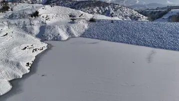Dondurucu soğuklar kenti ele geçirdi. Baraj gölü buzla kaplandı 