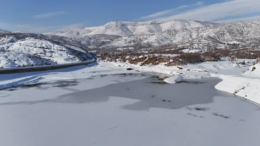 Dondurucu soğuklar kenti ele geçirdi. Baraj gölü buzla kaplandı  1
