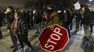 ABD'de Minnesota Valisi Walz ve 5 yerel yetkili mahkemeye çağırıldı 