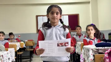 3 yıl boyunca okulun tek öğrencisiydi. Hasret yeni okulunda ilk karnesini aldı