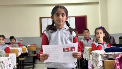 3 yıl boyunca okulun tek öğrencisiydi. Hasret yeni okulunda ilk karnesini aldı