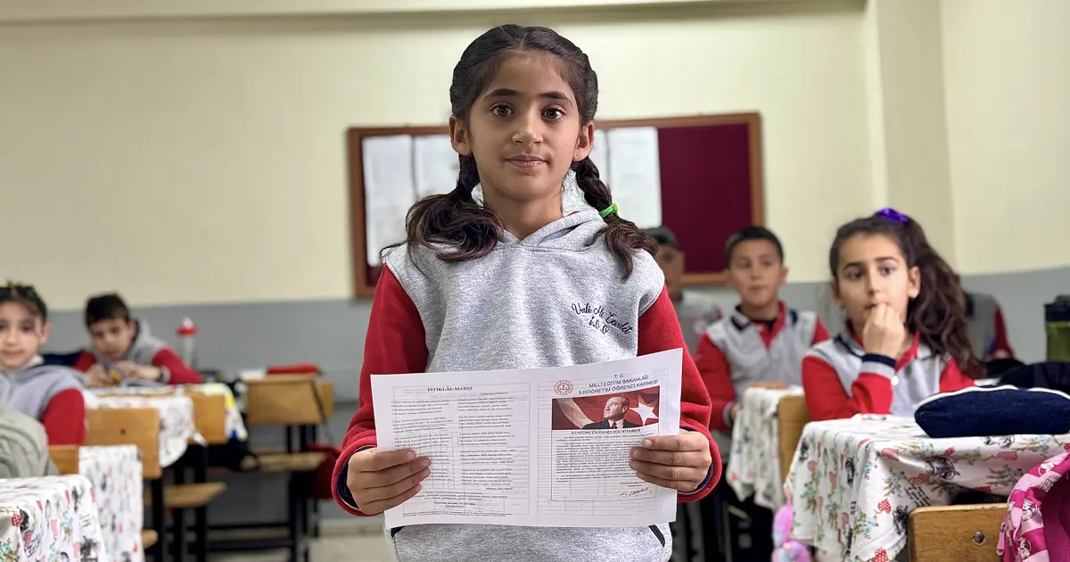 3 yıl boyunca okulun tek öğrencisiydi. Hasret yeni okulunda ilk karnesini aldı