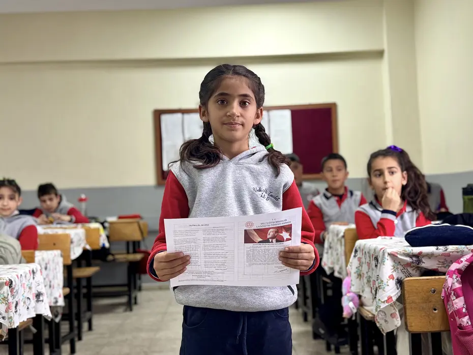 3 yıl boyunca okulun tek öğrencisiydi. Hasret yeni okulunda ilk karnesini aldı