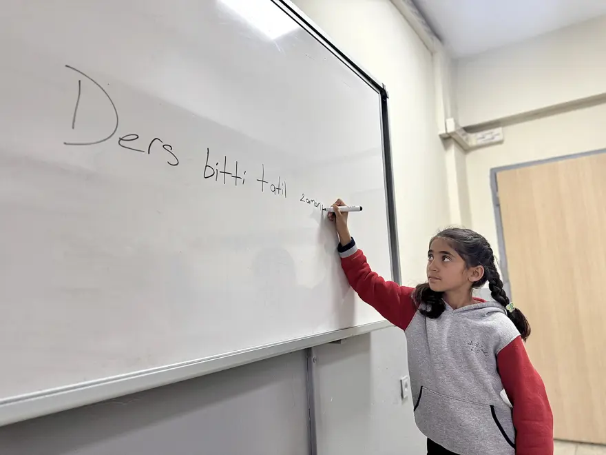3 yıl boyunca okulun tek öğrencisiydi. Hasret yeni okulunda ilk karnesini aldı 3 yıl boyunca okulun tek öğrencisiydi. Hasret yeni okulunda ilk karnesini aldı