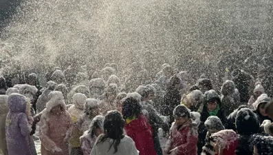 Aydın'da ilkokul öğrencileri karne heyecanını köpükle yaşadı
