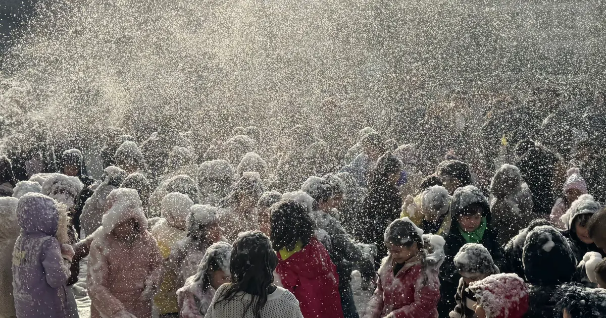Aydın'da ilkokul öğrencileri karne heyecanını köpükle yaşadı
