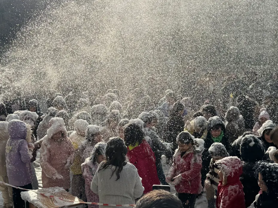 Aydın’da ilkokul öğrencileri karne heyecanını köpükle yaşadı