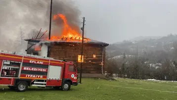 450 yıllık camide yangın çıktı. Cami kullanılamaz hale geldi