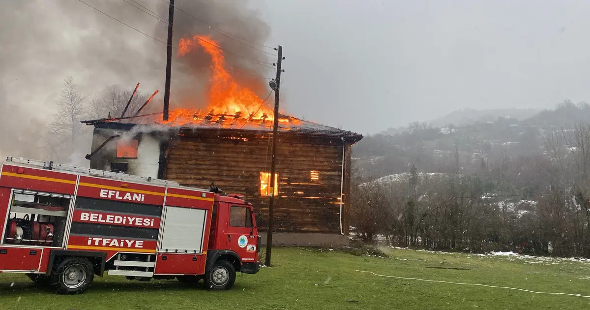 450 yıllık camide yangın çıktı. Cami kullanılamaz hale geldi