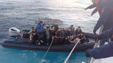 İzmir açıklarında 56 kaçak göçmen yakalandı
