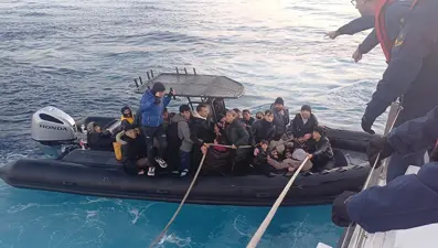 İzmir açıklarında 56 kaçak göçmen yakalandı
