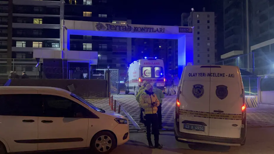 Kız kardeşini öldürüp annesini yaraladı, intihar etti