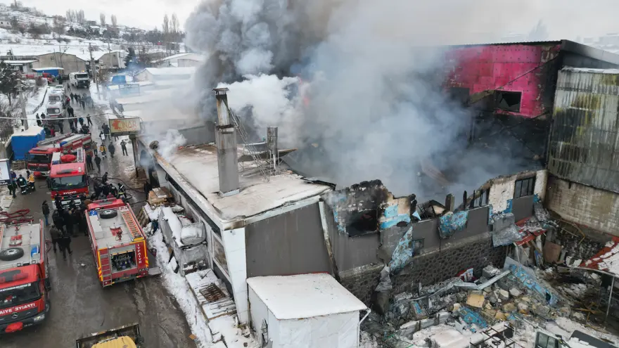 Erzurum'da mobilyacıda patlama ve yangın. 2 can kaybı, 7 yaralı 1 Erzurum'da mobilyacıda patlama ve yangın. 2 can kaybı, 7 yaralı 1