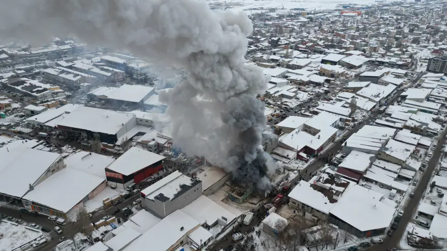 Erzurum'da mobilyacıda patlama ve yangın. 2 can kaybı, 7 yaralı Erzurum'da mobilyacıda patlama ve yangın. 2 can kaybı, 7 yaralı