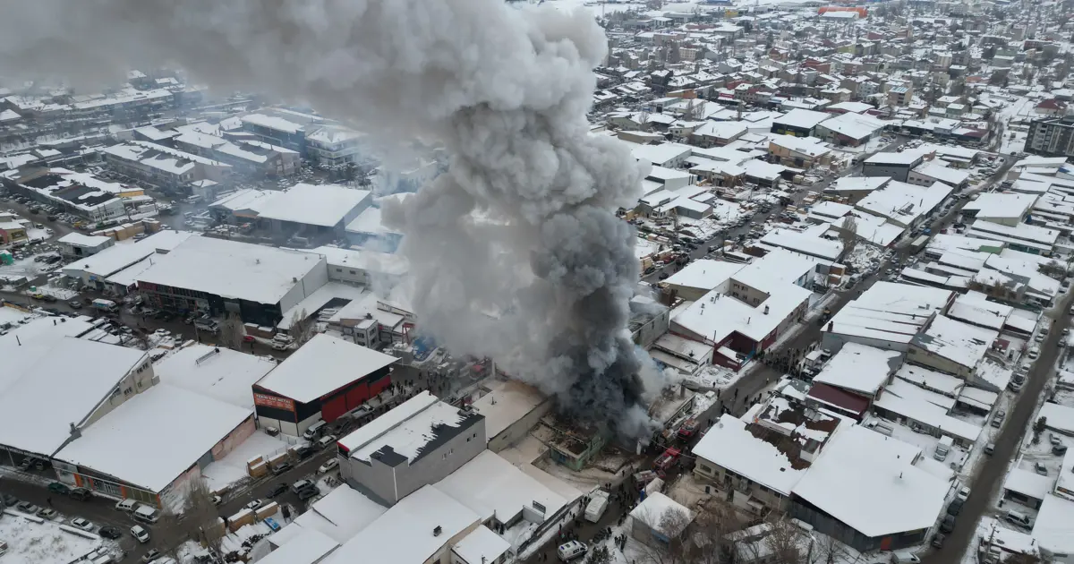 Erzurum'da mobilyacıda patlama ve yangın