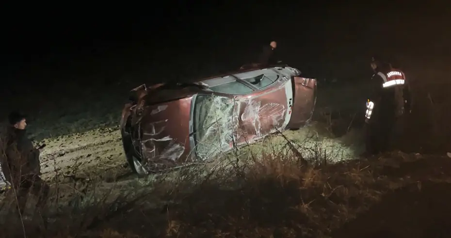 Karşı şeride geçip tarlaya devrildi. 1 ölü, 1 ağır yaralı