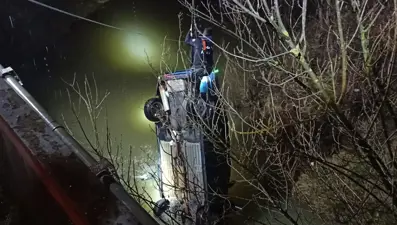 Çaya uçan otomobilde baba-oğul can verdi