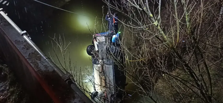 Çaya uçan otomobilde baba-oğul can verdi