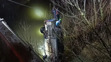 Çaya uçan otomobilde baba-oğul can verdi