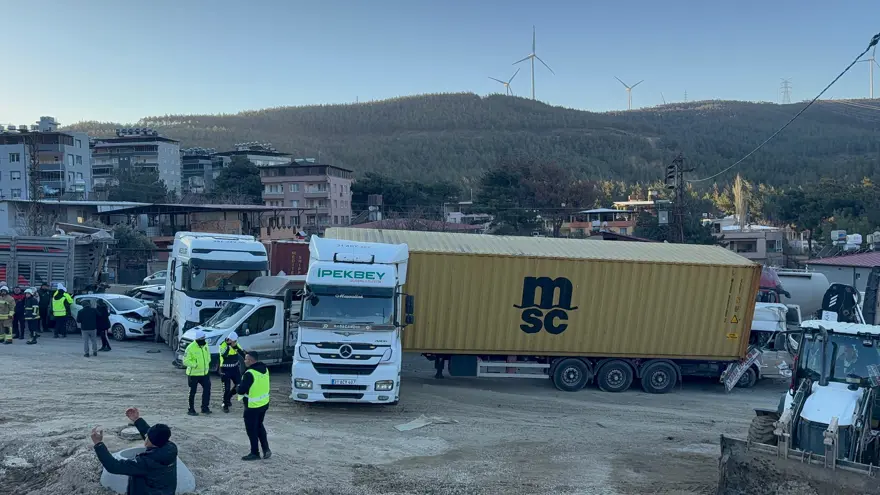 Hatay'da 11 araç birbirine gitti, karayolu savaş alanına döndü: 11 yaralı 2