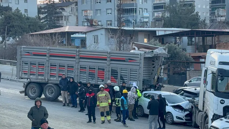 Hatay'da 11 araç birbirine gitti, karayolu savaş alanına döndü: 11 yaralı 1