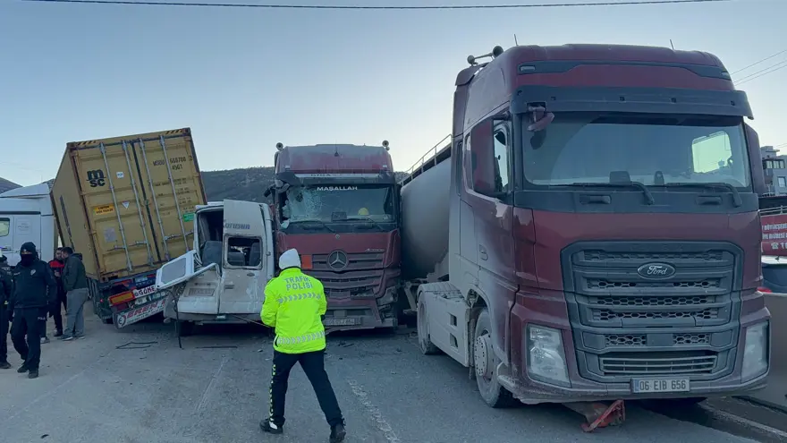 Hatay'da 11 araç birbirine gitti, karayolu savaş alanına döndü: 11 yaralı 