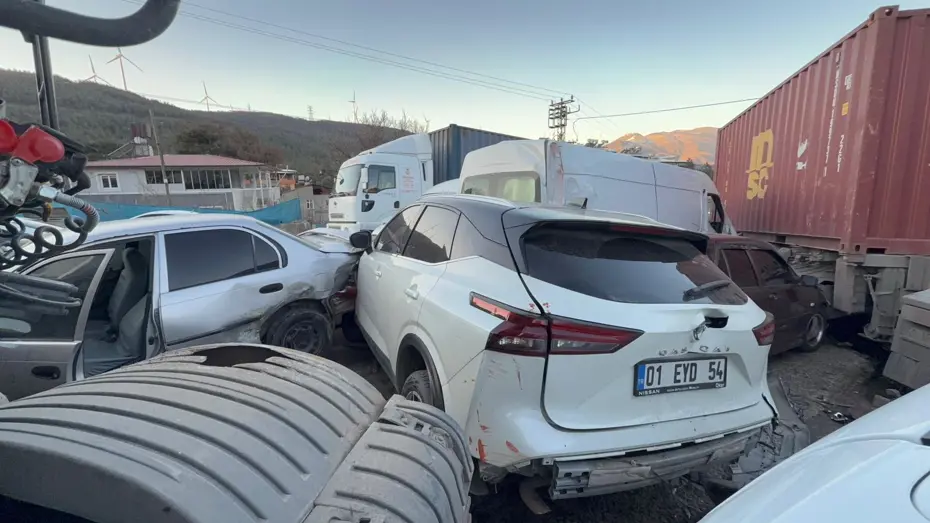 Hatay'da 11 araç birbirine gitti, karayolu savaş alanına döndü: 11 yaralı
