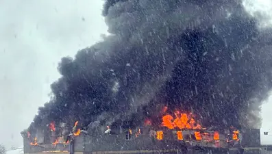 Tuzla'da fabrikada çıkan yangına itfaiye ekipleri müdahale ediyor
