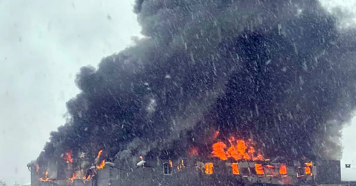 Tuzla'da fabrikada çıkan yangına itfaiye ekipleri müdahale ediyor