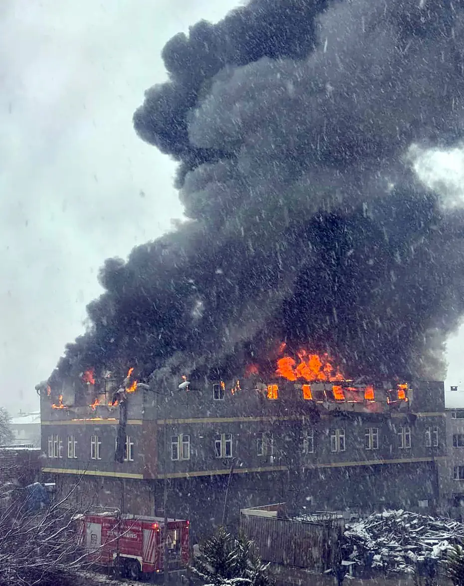 Tuzla'da fabrikada çıkan yangına itfaiye ekipleri müdahale ediyor

