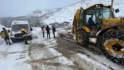 Yolları kardan kapanan köylerde rahatsızlanan hastalar hastanelere ulaştırıldı