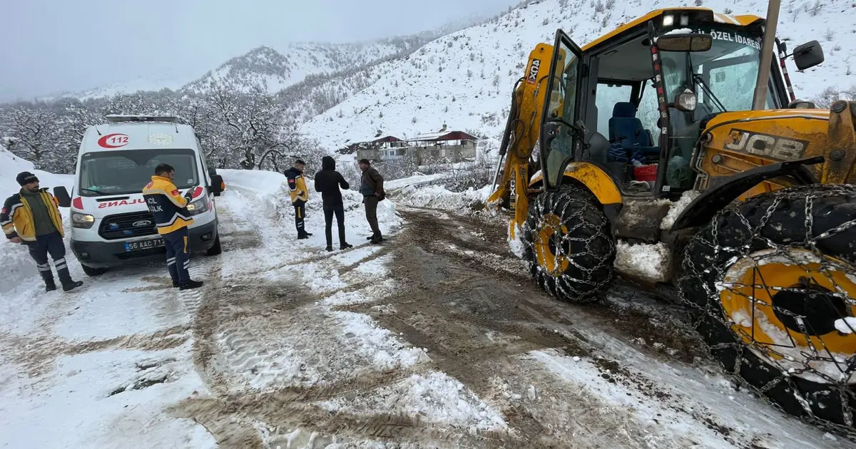Yolları kardan kapanan köylerde rahatsızlanan hastalar hastanelere ulaştırıldı