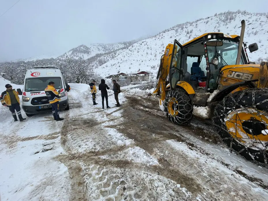Yolları kardan kapanan köylerde rahatsızlanan hastalar hastanelere ulaştırıldı