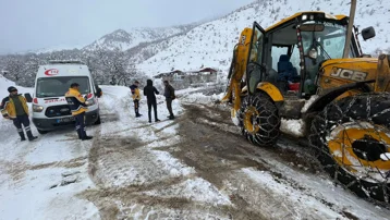 Yolları kardan kapanan köylerde rahatsızlanan hastalar hastanelere ulaştırıldı
