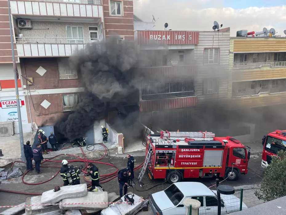 Yatak deposunda yangın: Ekipler olay yerinde