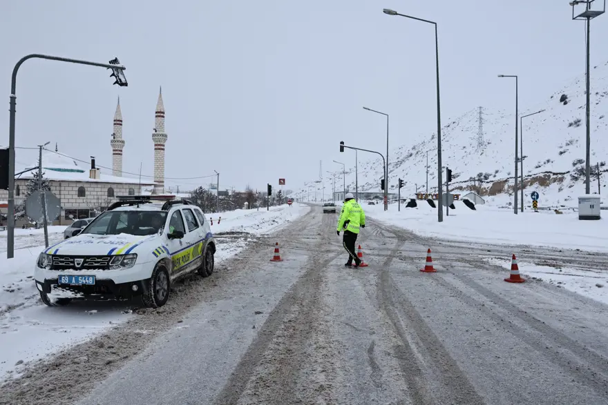 Kar etkisini artırdı, karayoluna çığ düştü. Kop Geçidi ulaşıma kapandı 2