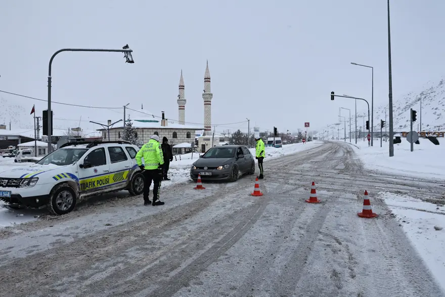 Kar etkisini artırdı, karayoluna çığ düştü. Kop Geçidi ulaşıma kapandı 