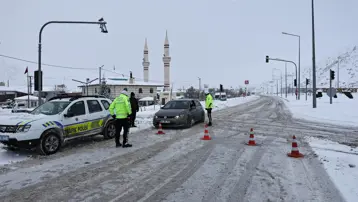 Kar etkisini artırdı, karayoluna çığ düştü. Kop Geçidi ulaşıma kapandı