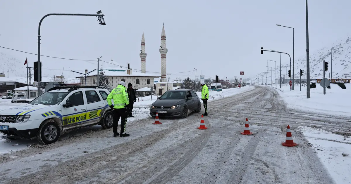 Kar etkisini artırdı, karayoluna çığ düştü. Kop Geçidi ulaşıma kapandı