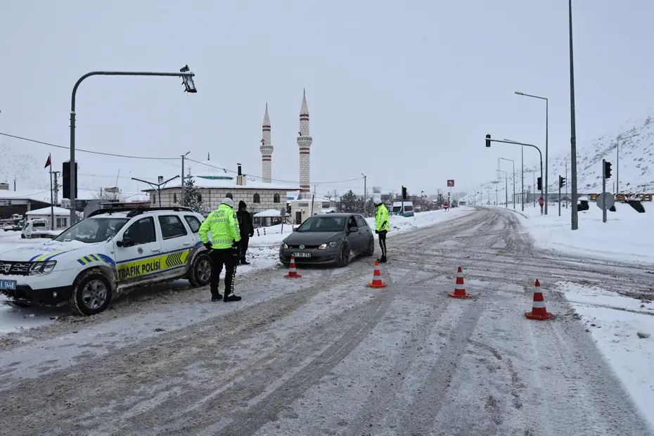 Kar etkisini artırdı, karayoluna çığ düştü. Kop Geçidi ulaşıma kapandı