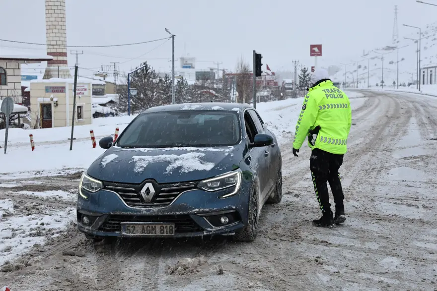 Kar etkisini artırdı, karayoluna çığ düştü. Kop Geçidi ulaşıma kapandı 1